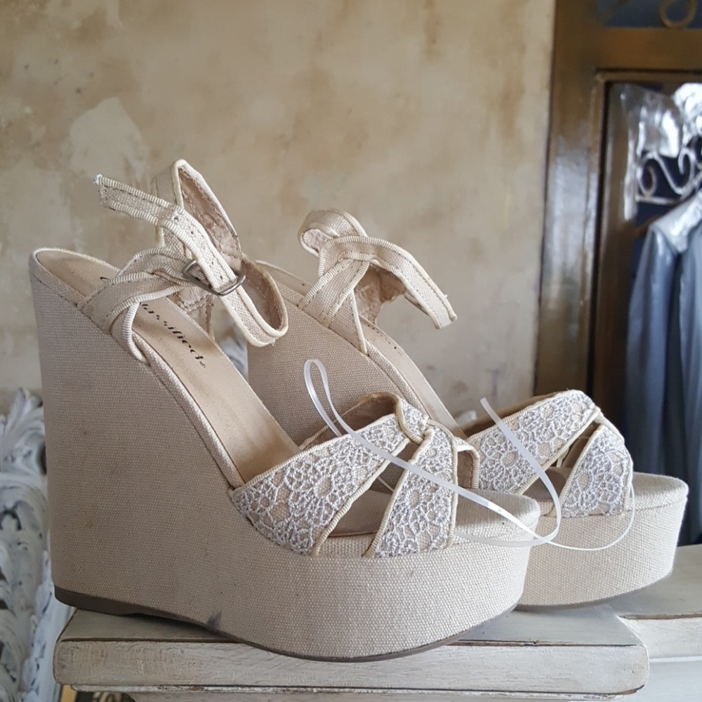 NEW Citi Classified Wedge Heels sz. 7